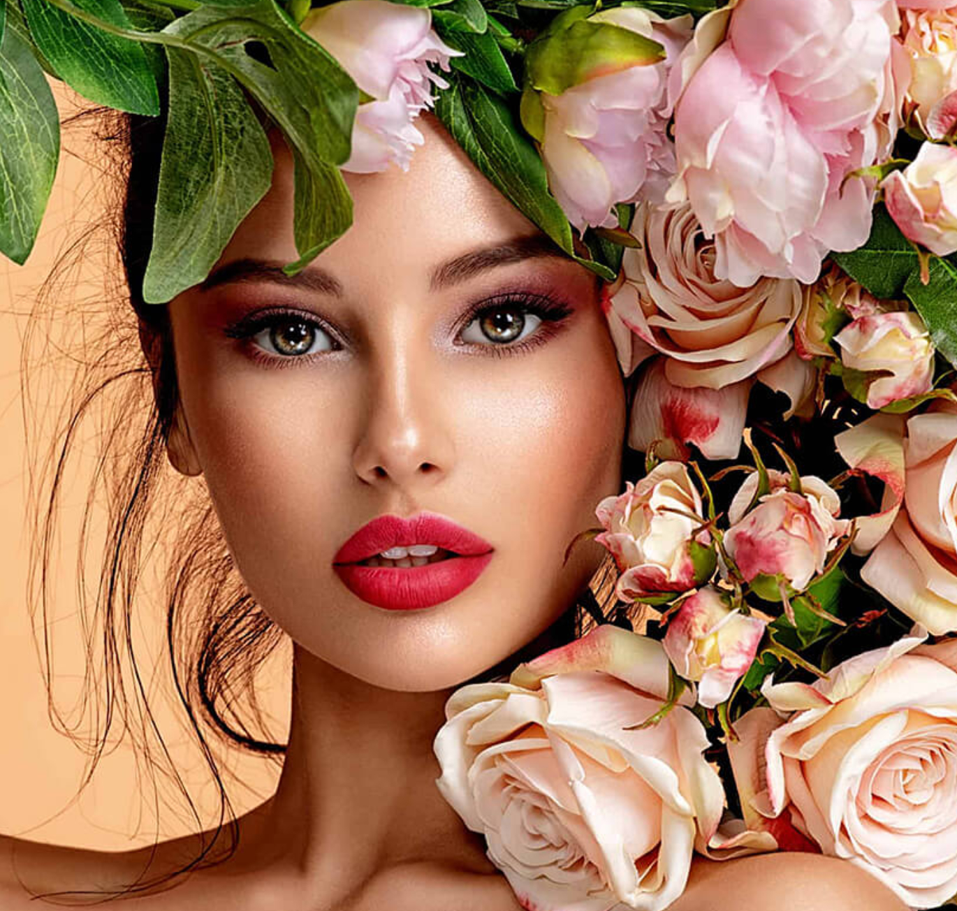 Portrait femme beauté avec fleurs – univers coiffure et beauté capillaire