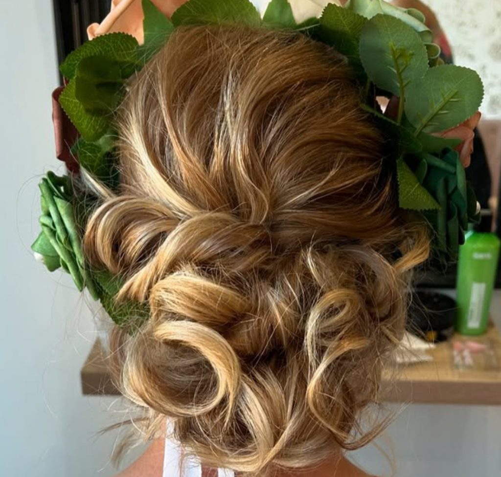 Coiffure de cérémonie avec chignon – prestation par Mademoiselle S