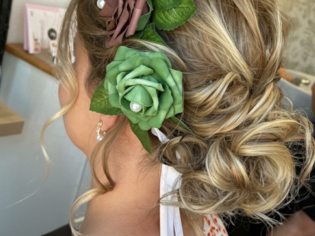 Coiffure de cérémonie avec chignon – prestation par Mademoiselle S