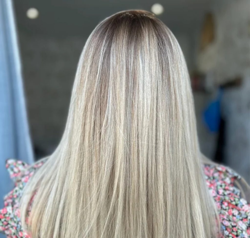 Client aux cheveux longs avec coloration et mèches, lissage réalisé en salon par Mademoiselle S Coiffeuse Visagiste, pour un résultat naturel et lumineux.